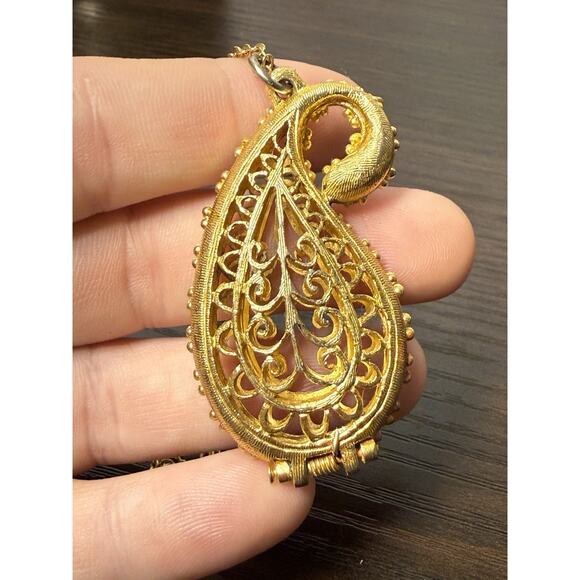 Vtg 70's Gold PAISLEY Filigree Viviane Woodard Pendant Perfume Locket Necklace! - Picture 3 of 5